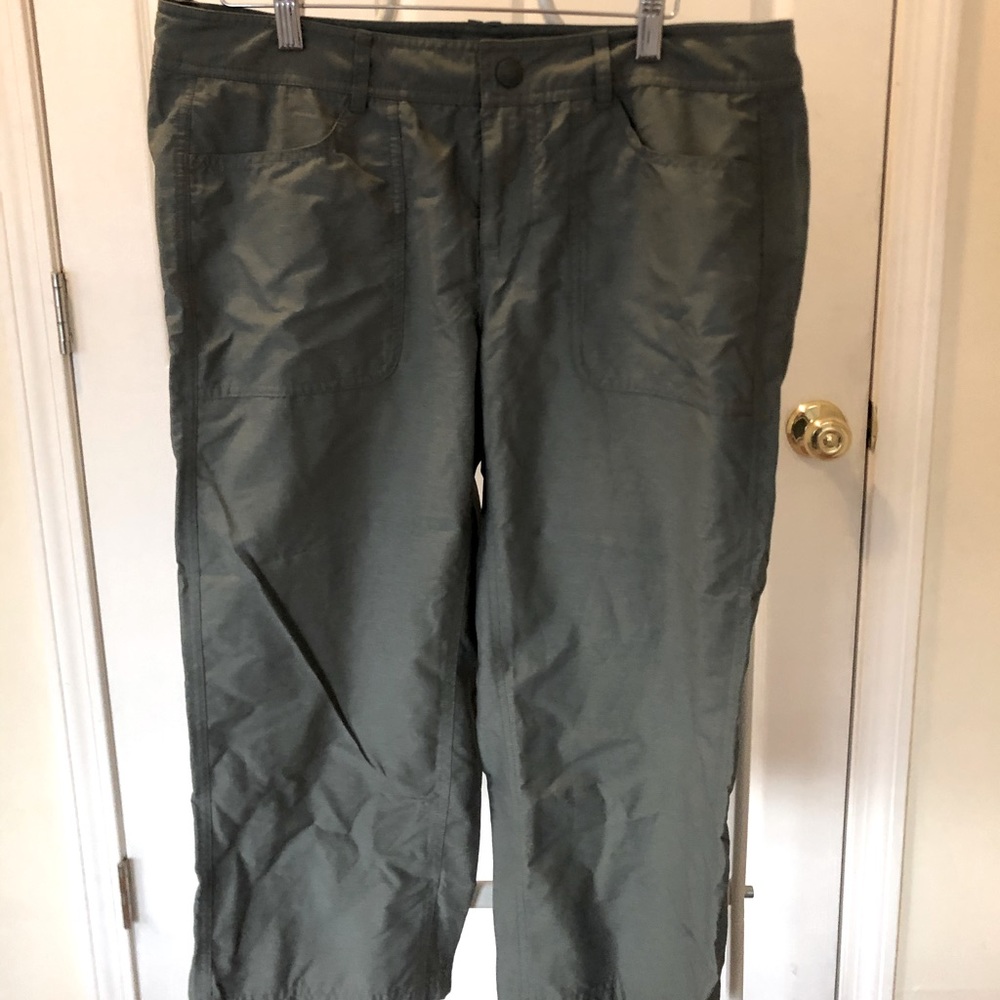 Never Worn Women’s North Face Capris!